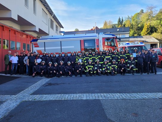 Freiwillige Feuerwehr mit Einsatzfahrzeugen vor dem Feuerwehrhaus in Obervellach